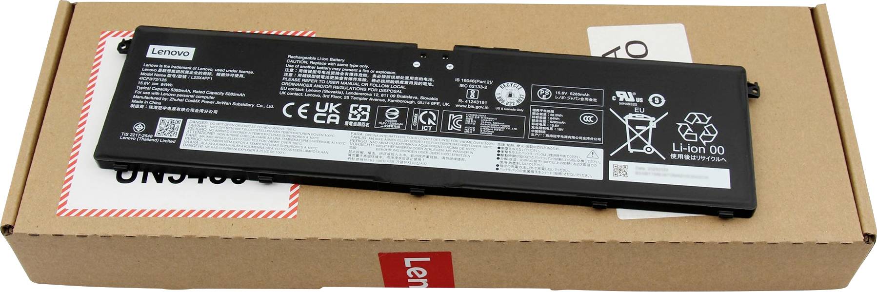 Una batteria per laptop Lenovo posizionata su una scatola di cartone, con marchio, icone di sicurezza e specifiche in più lingue.