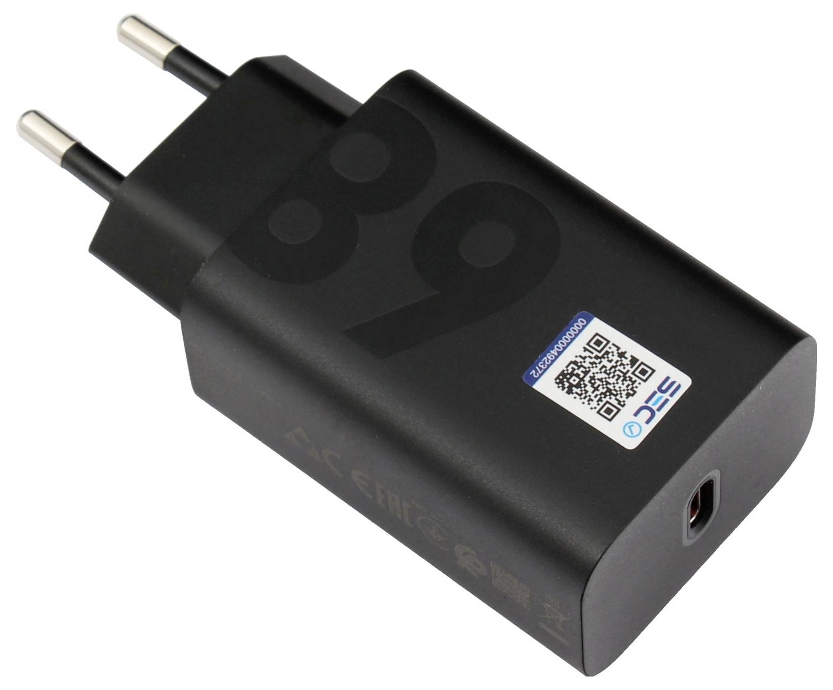 Caricabatterie elettronico nero con spina europea. Presenta un codice QR e un numero di modello '89' sul lato.