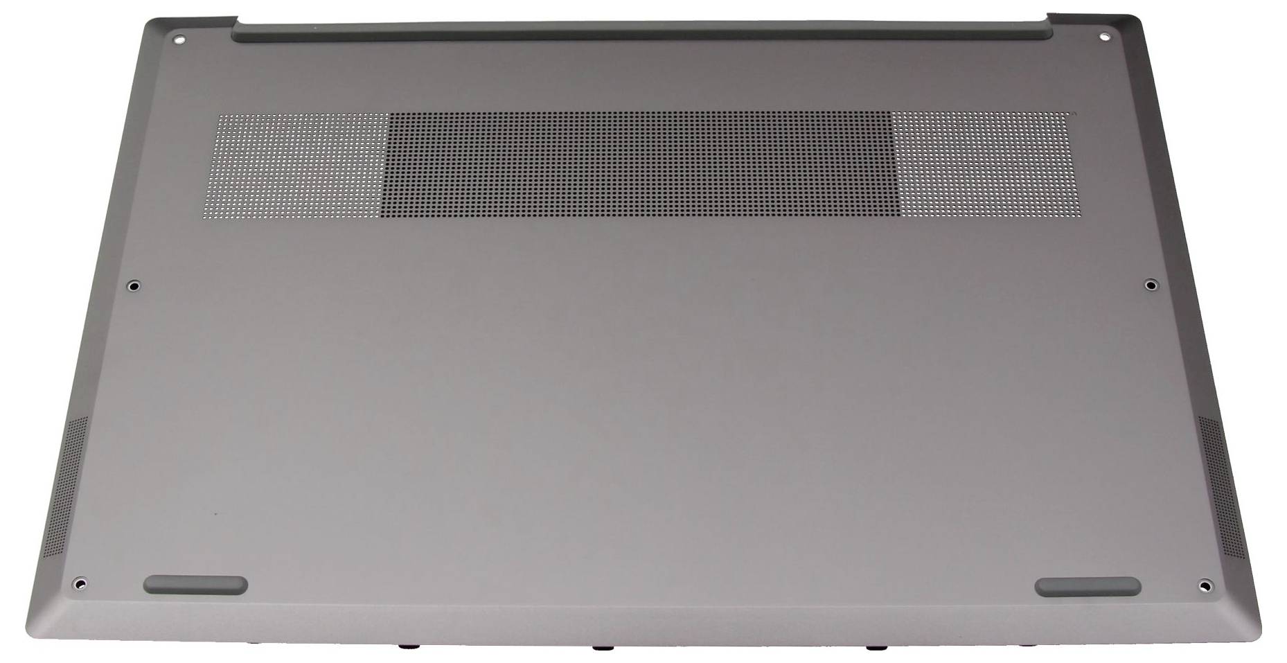 Un coperchio inferiore di un laptop grigio con più fori di ventilazione, quattro piccoli piedini in gomma e nessun marchio o segno visibile.