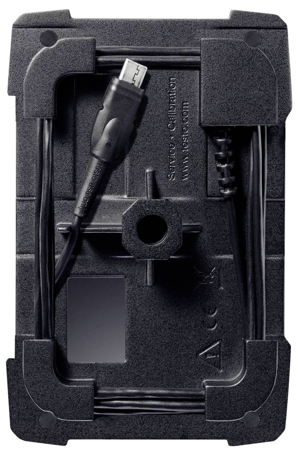 Un supporto a parete nero con un cavo e un connettore micro-USB.