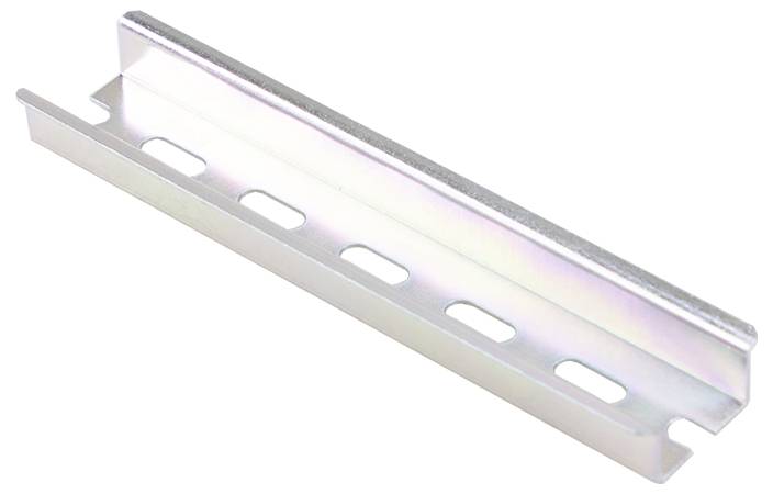 Un canale metallico con fessure uniformemente distribuite lungo la sua lunghezza, utilizzato per il montaggio o il supporto di cavi e apparecchiature.