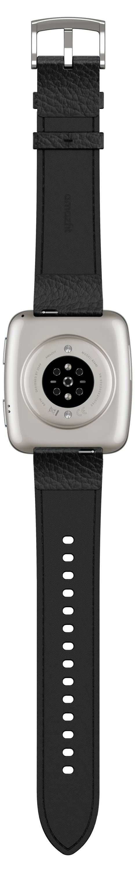 L'immagine mostra la vista posteriore di uno smartwatch con un cinturino nero e un corpo argentato, che presenta un sensore circolare al centro.
