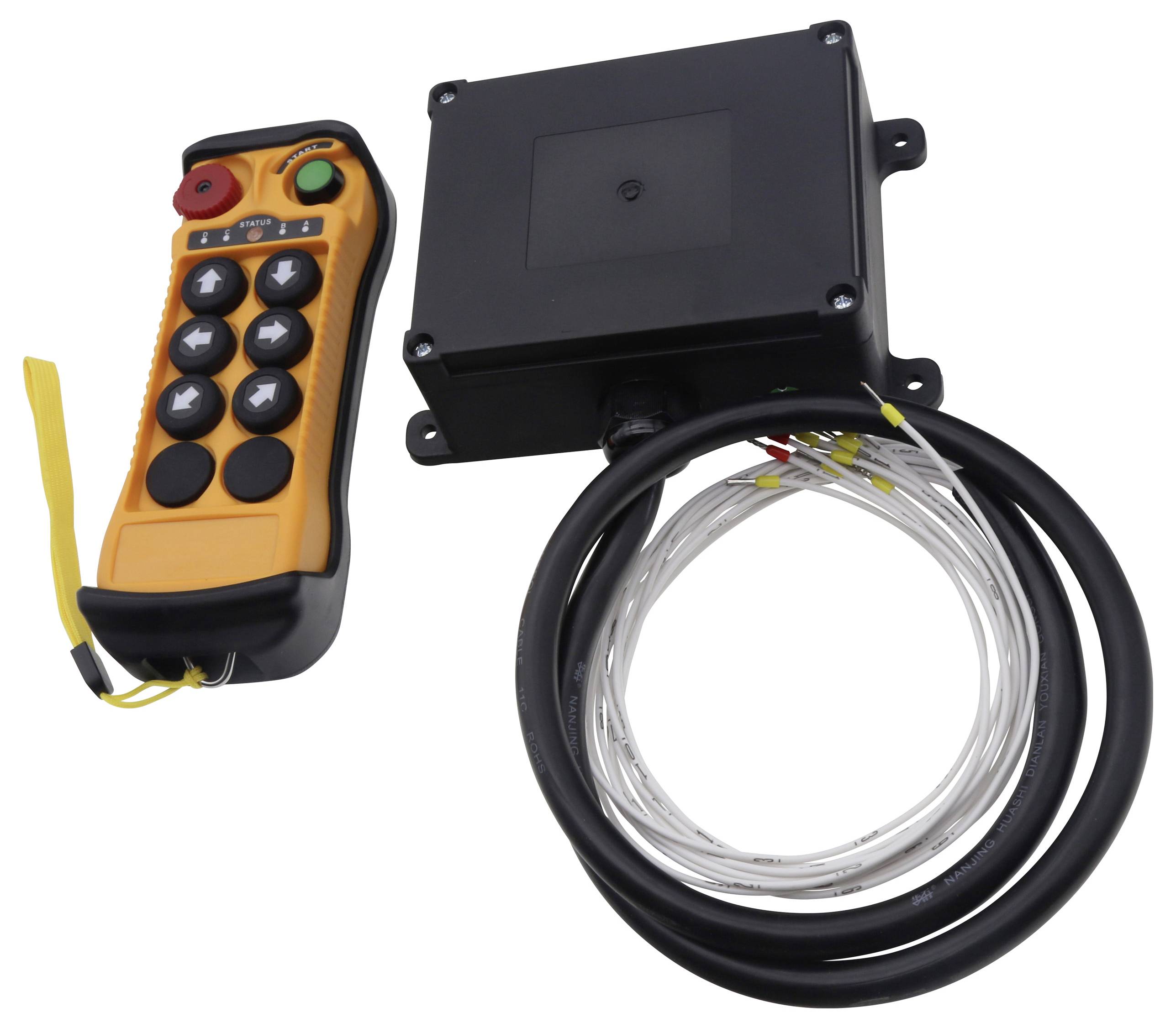 Un telecomando portatile arancione con più pulsanti si trova accanto a una scatola di controllo nera con cavi collegati.