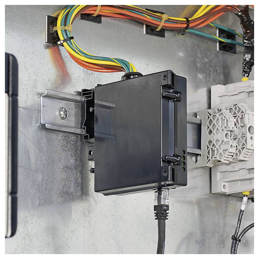 Un dispositivo elettronico nero montato su una superficie metallica con cavi colorati sopra, collegato a un'alimentazione elettrica e un cavo di rete.