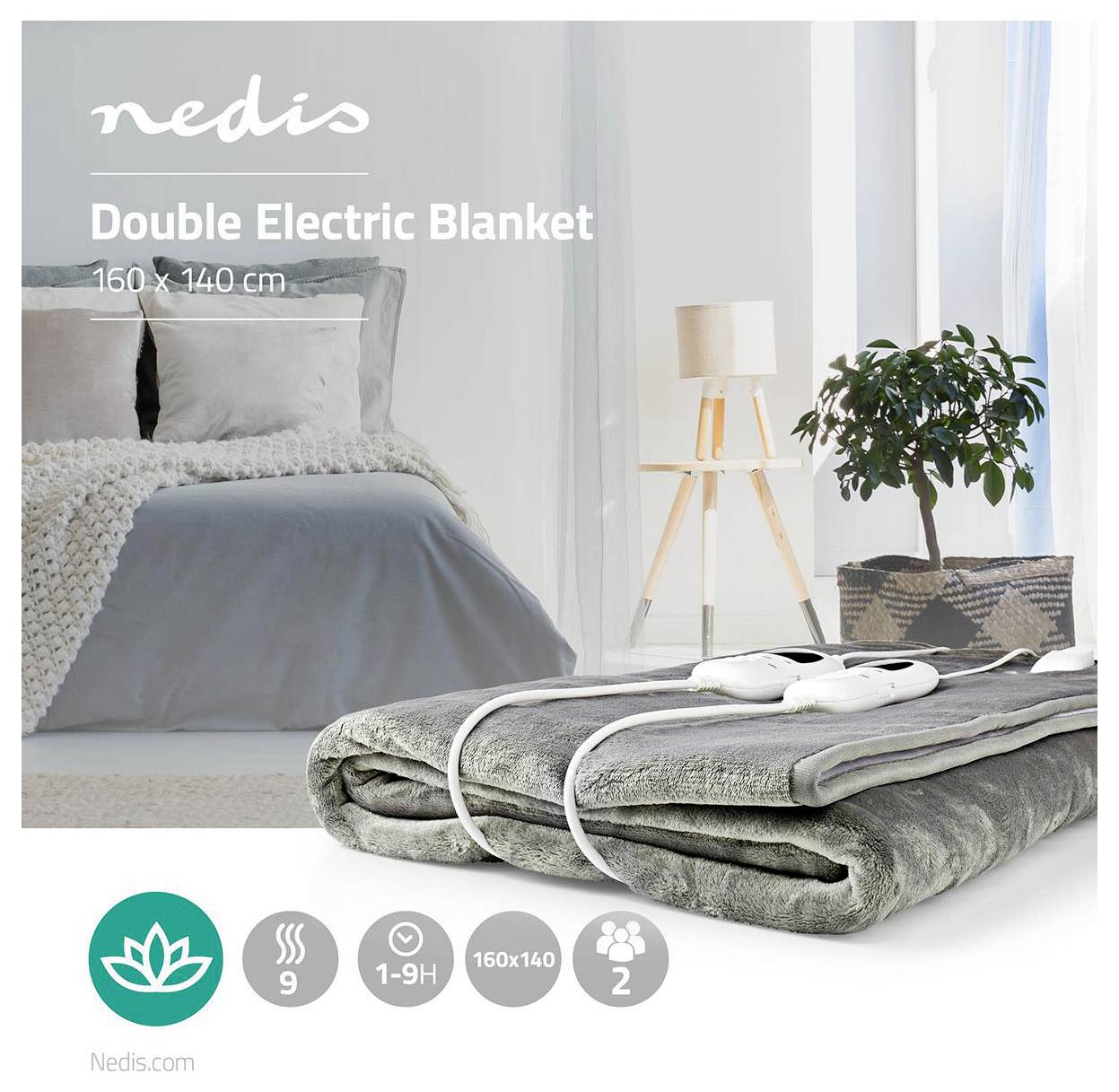 Coperta Elettrica Matrimoniale 160 x 140 cm, raffigurata in un'accogliente camera da letto con una pianta e una lampada sullo sfondo. Caratteristiche incluse 9 impostazioni di calore e un timer. Ideale per due persone.