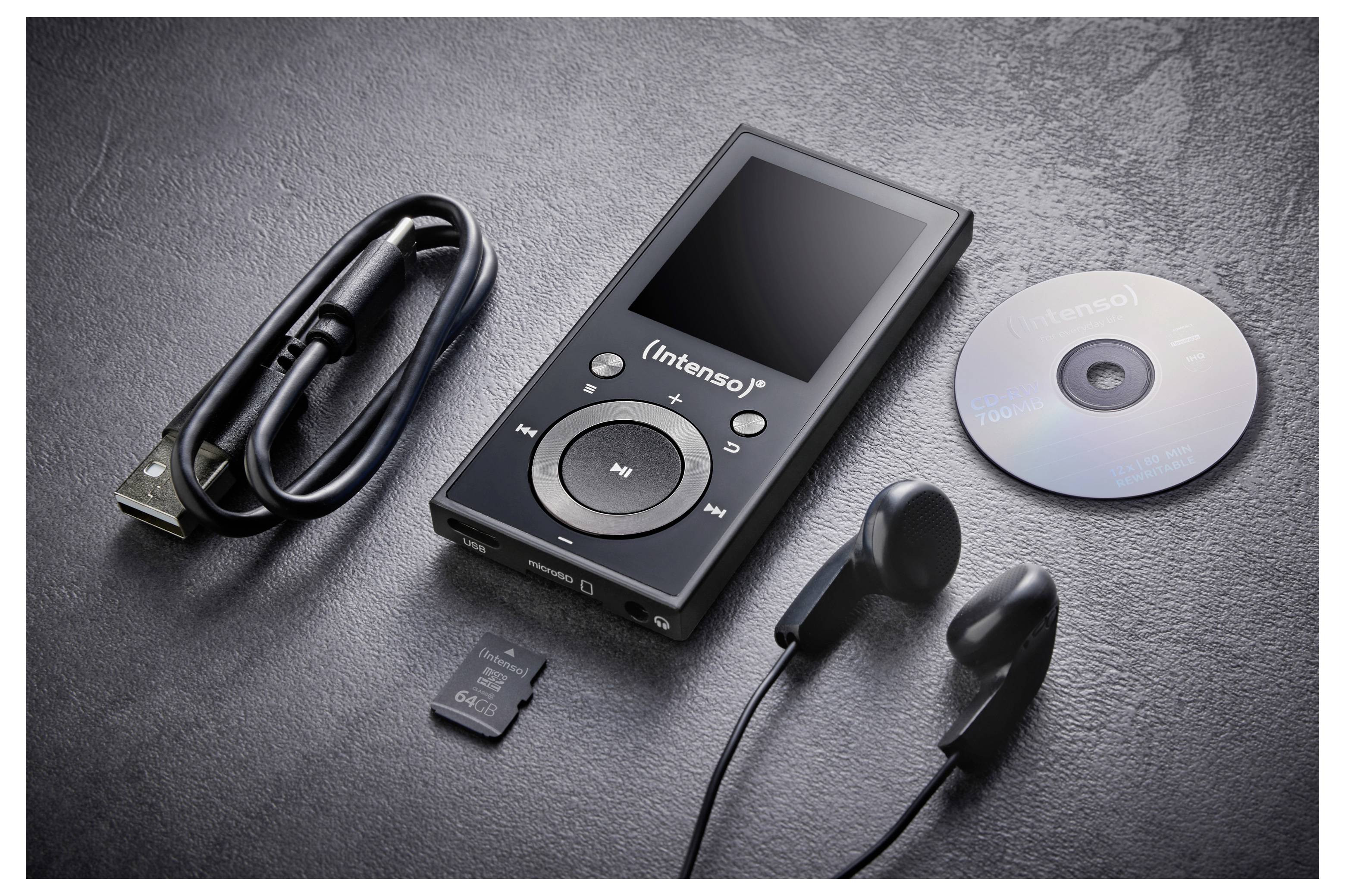 Un lettore multimediale portatile nero con schermo, auricolari, cavo USB, scheda microSD e disco etichettato su una superficie scura con texture.