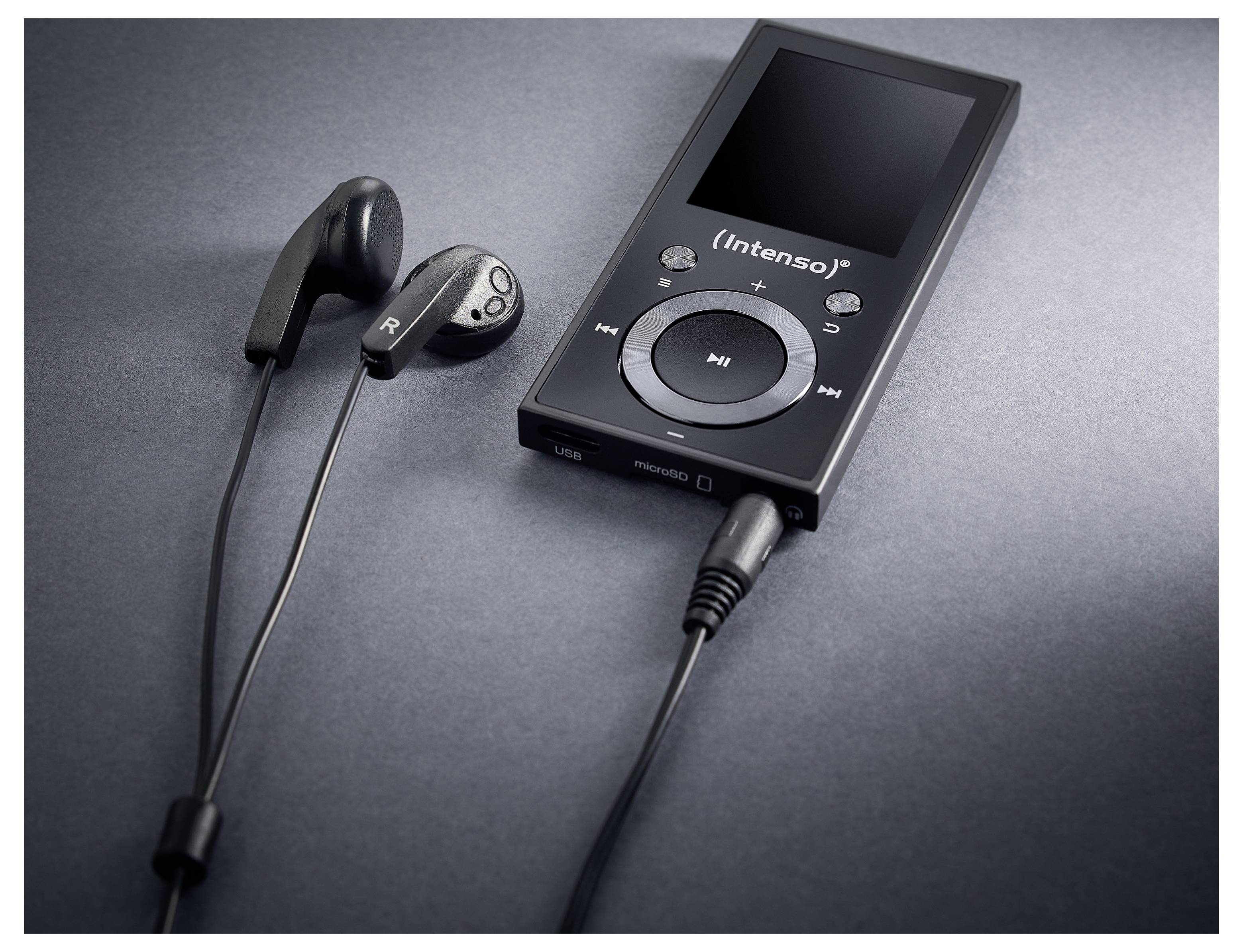 Un lettore musicale portatile nero con cuffie, dotato di un pad di controllo circolare e un piccolo schermo, è posizionato su una superficie scura.