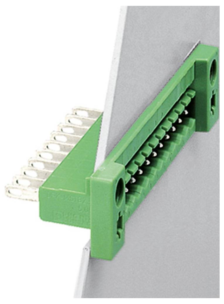Un connettore elettrico verde attaccato a un pannello metallico, dotato di più pin per connessioni elettroniche, visto da un'angolazione.