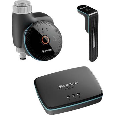 Componenti del sistema di irrigazione 'Gardena Smart', inclusi un'unità di controllo dell'acqua, un sensore di umidità del suolo e un gateway intelligente, tutti in colore nero.