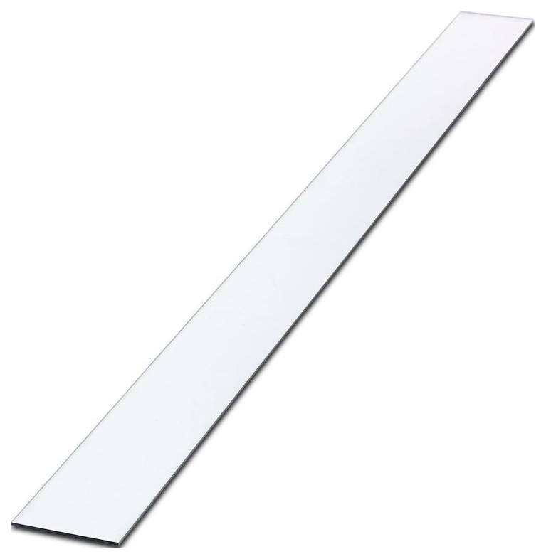 Una lunga striscia di metallo piatta e riflettente su uno sfondo bianco, tipicamente utilizzata per scopi di costruzione o ingegneria.