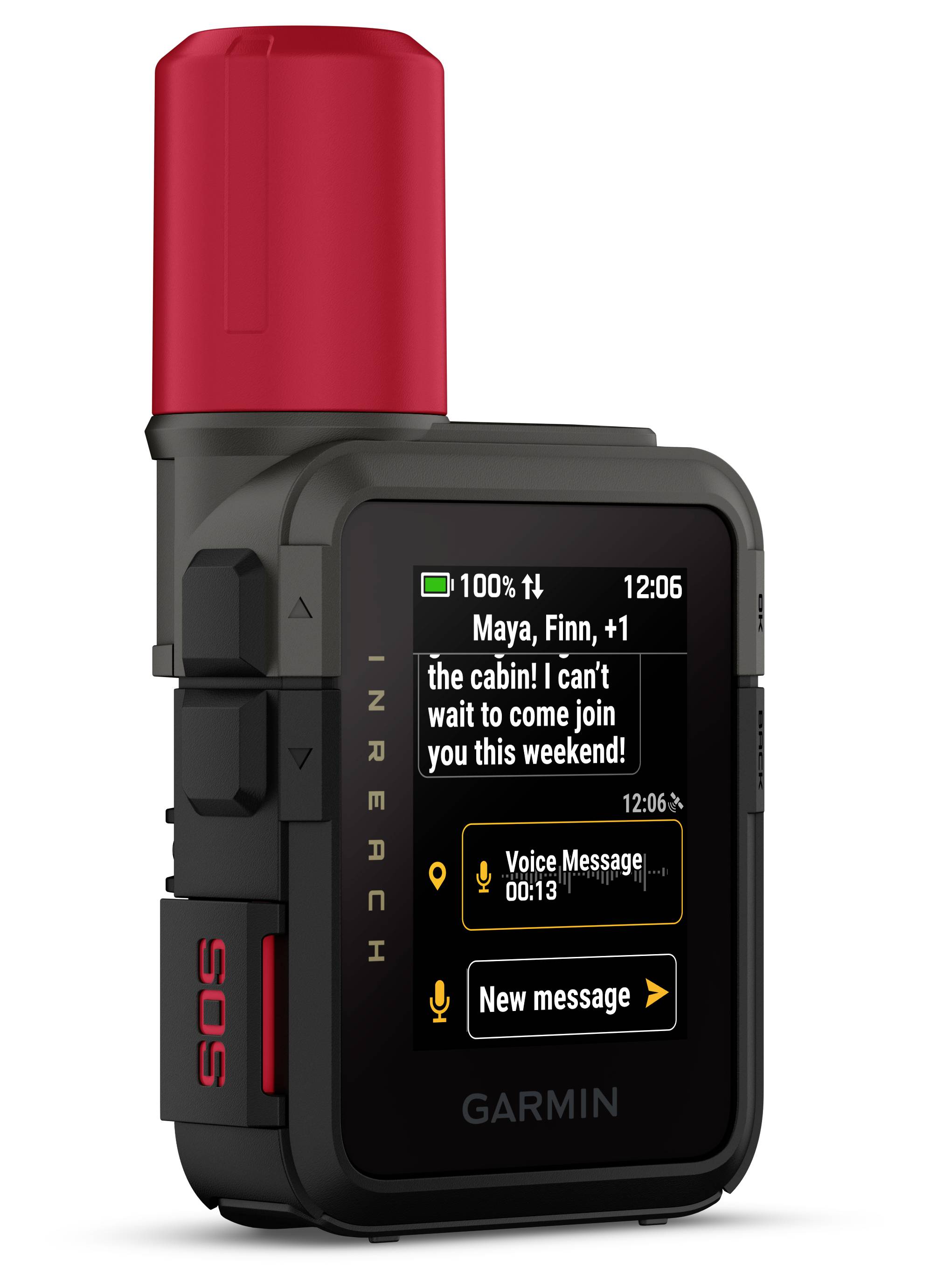Un dispositivo GPS portatile compatto, nero e rosso con uno schermo che mostra un messaggio ricevuto: 'Maya, Finn, +1 al cottage! Non vedo l'ora di raggiungervi questo weekend!' e un avviso di messaggio vocale non letto.