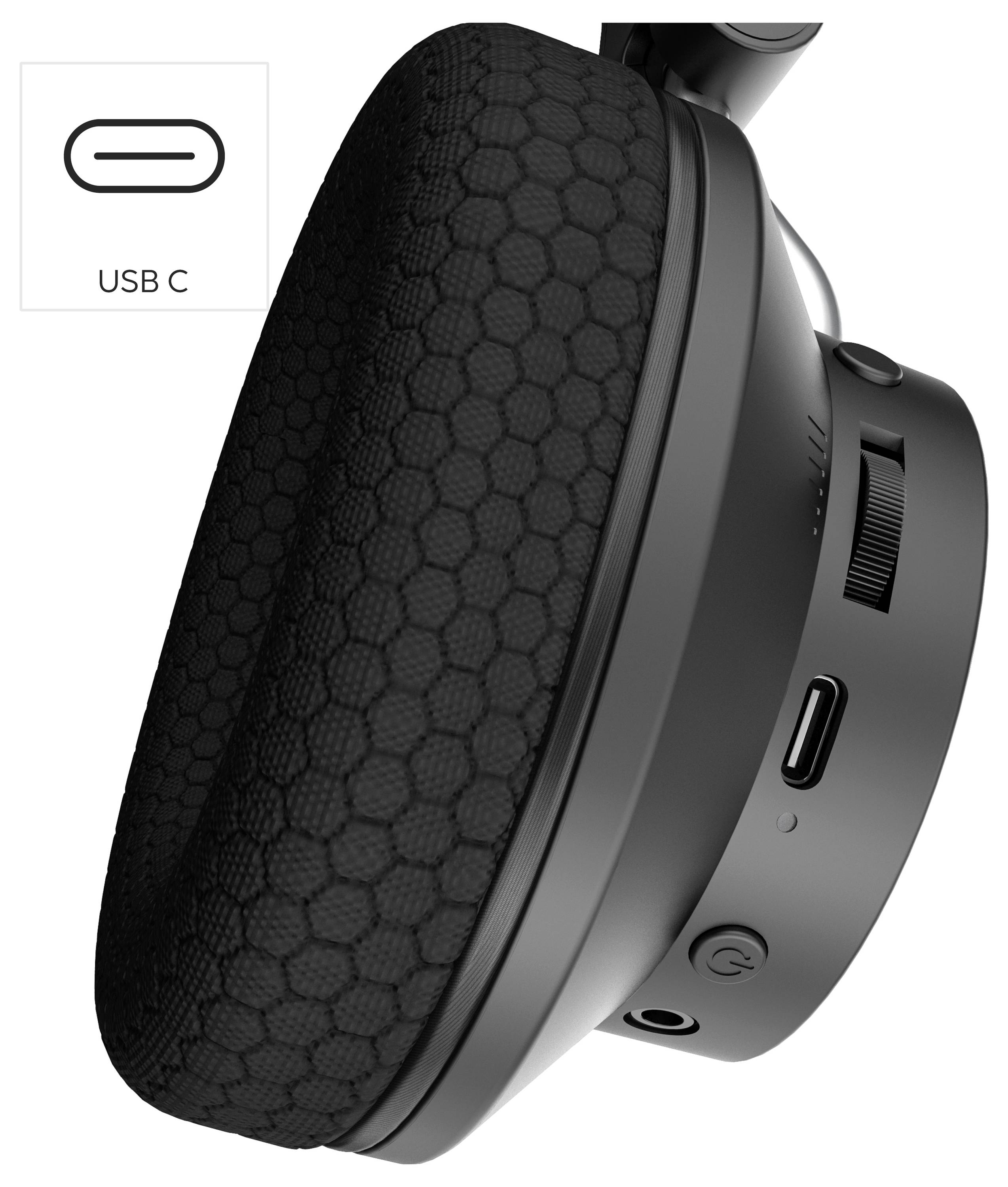 Un primo piano di una cuffia nera mostra la porta di ricarica USB-C e i comandi a pulsante. L'immagine include un'etichetta 'USB C' con il simbolo della porta.