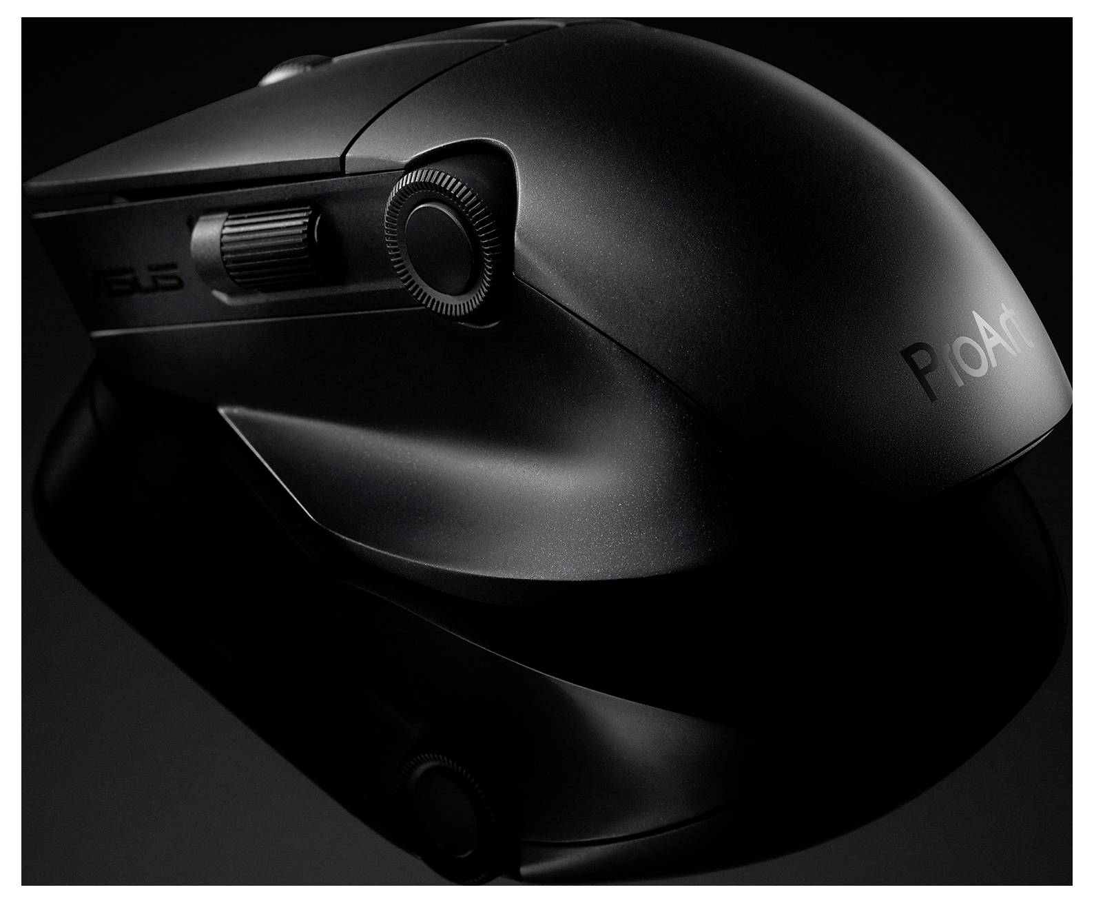 Un mouse nero e raffinato, con la scritta 'ProArt', dotato di una rotella laterale e un design ergonomico, posizionato su uno sfondo scuro.