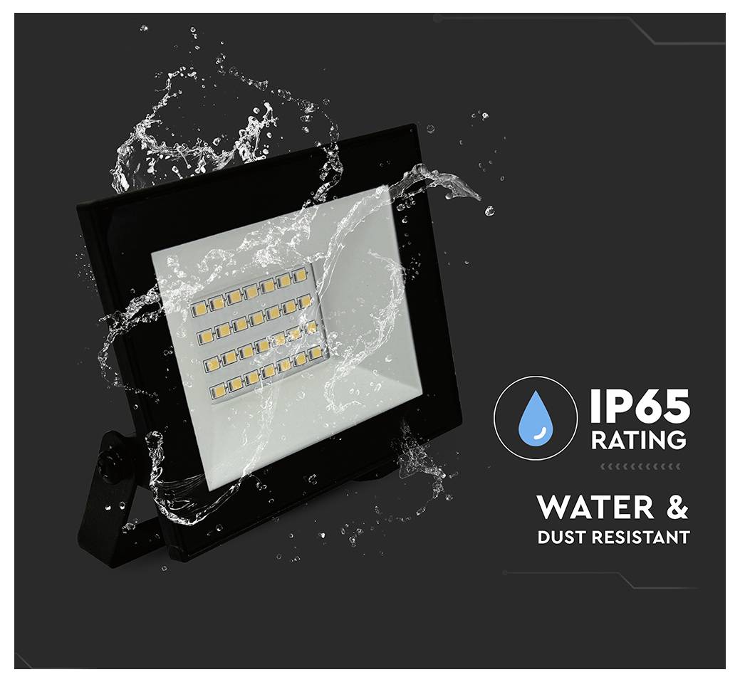 Proiettore LED da esterno spruzzato di acqua; etichettato "Classificazione IP65", "Resistente ad acqua e polvere".