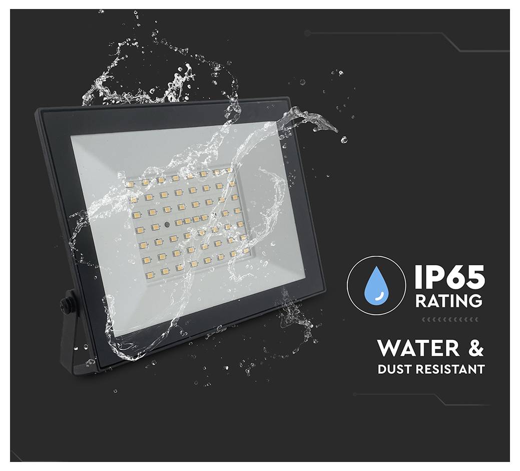 Un proiettore a LED con spruzzi d'acqua che illustra la sua "classificazione IP65" per la resistenza all'acqua e alla polvere.