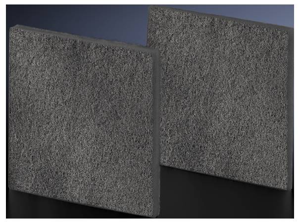 Due mattonelle nere porose con texture ruvide, esposte su uno sfondo scuro, leggermente inclinate una verso l'altra, che mettono in evidenza i dettagli della superficie.