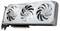 Una scheda grafica d'argento e bianca con tre ventole, leggermente inclinata per mostrare le sue prese d'aria e i connettori. Il marchio è visibile sul ventilatore centrale.