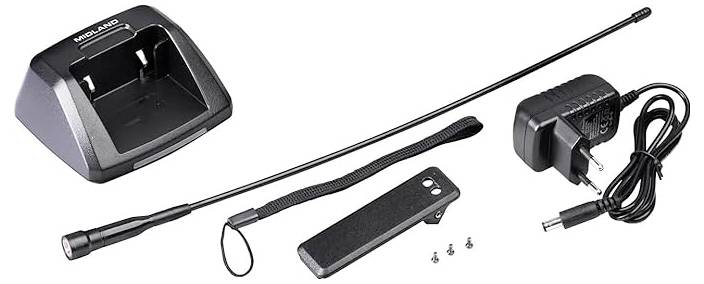 Kit accessori radio che include un dock di ricarica, antenna lunga, cinturino da polso, clip da cintura, viti e adattatore di alimentazione con cavo.