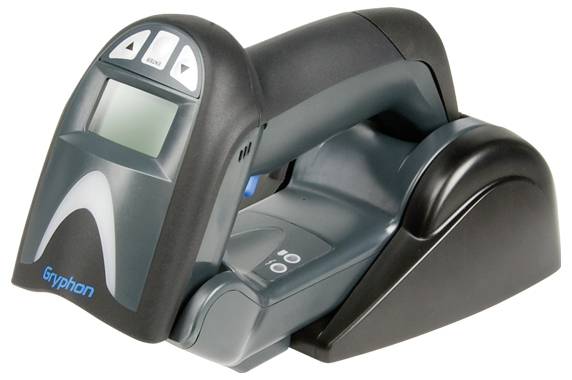 Uno scanner per codici a barre con display digitale, pulsanti e impugnatura ergonomica, etichettato 'Gryphon', posizionato su una base di ricarica scura.