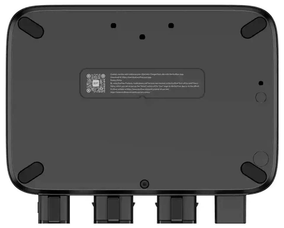 L'immagine mostra la vista inferiore di un dispositivo elettronico nero con quattro piedini in gomma, un'etichetta centrale con testo e un codice QR, e tre porte di connessione.