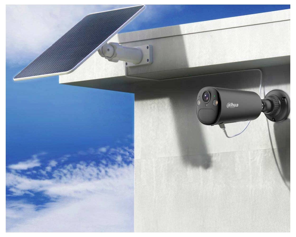 Una telecamera di sicurezza montata su una parete di un edificio con un pannello solare adiacente rivolto verso il cielo, che suggerisce un funzionamento alimentato a energia solare.