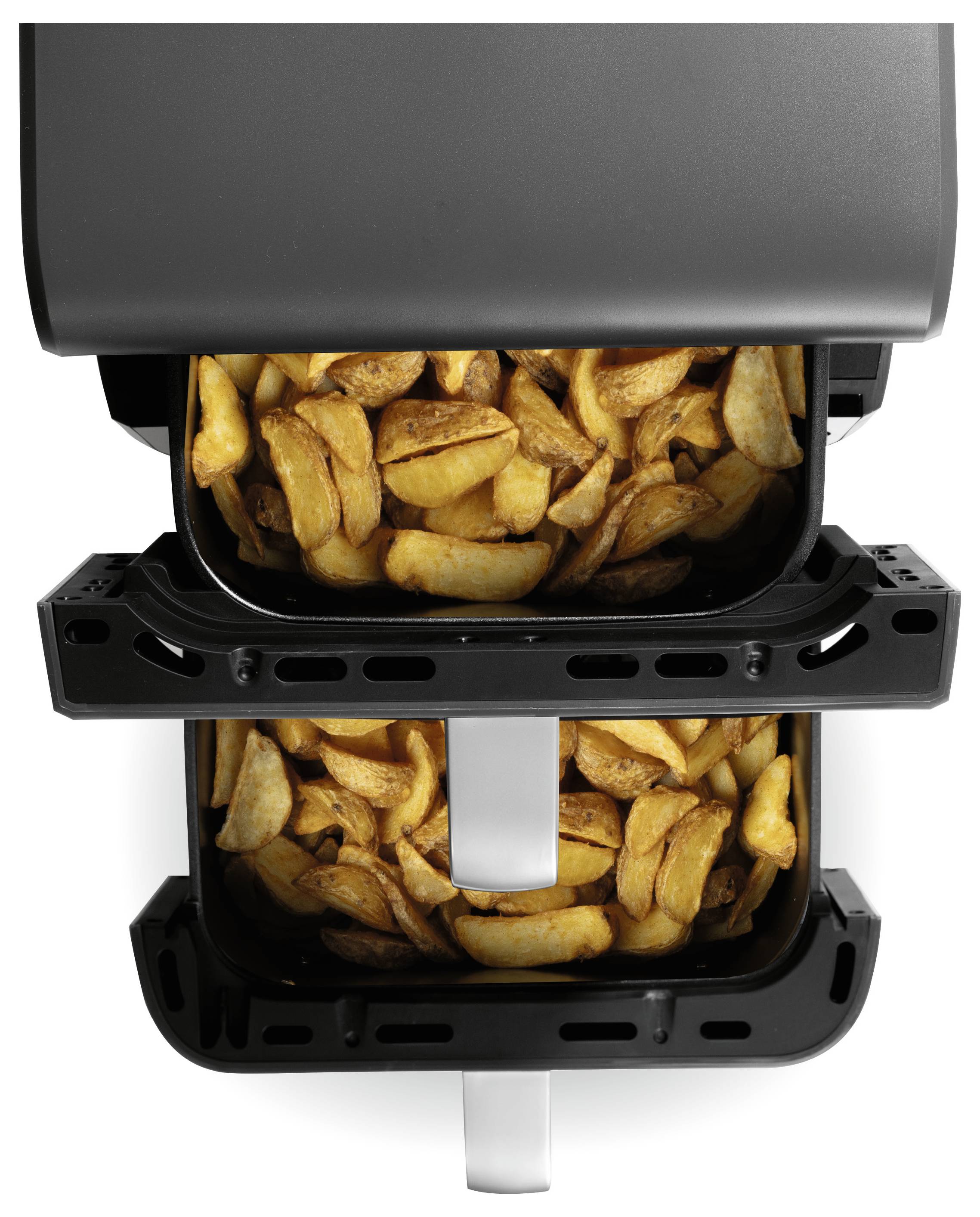 Friggitrice ad aria con cestello aperto riempito di spicchi di patate cotti, che mostra una texture croccante e un colore dorato.