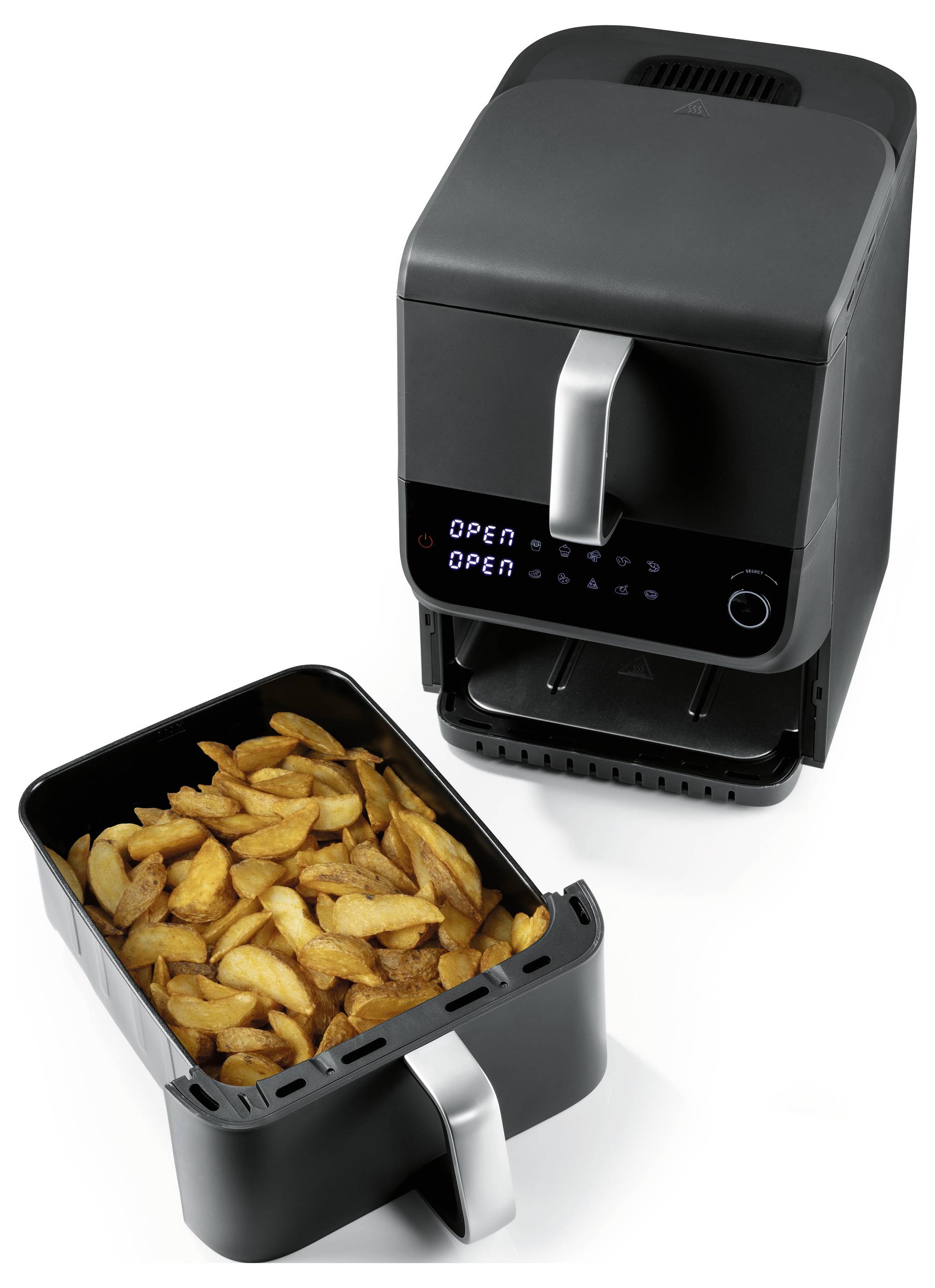 Un'aria friggitrice con il suo vassoio estratto, riempito con spicchi di patate dorati e croccanti. Il display della friggitrice mostra 'APERTO'.