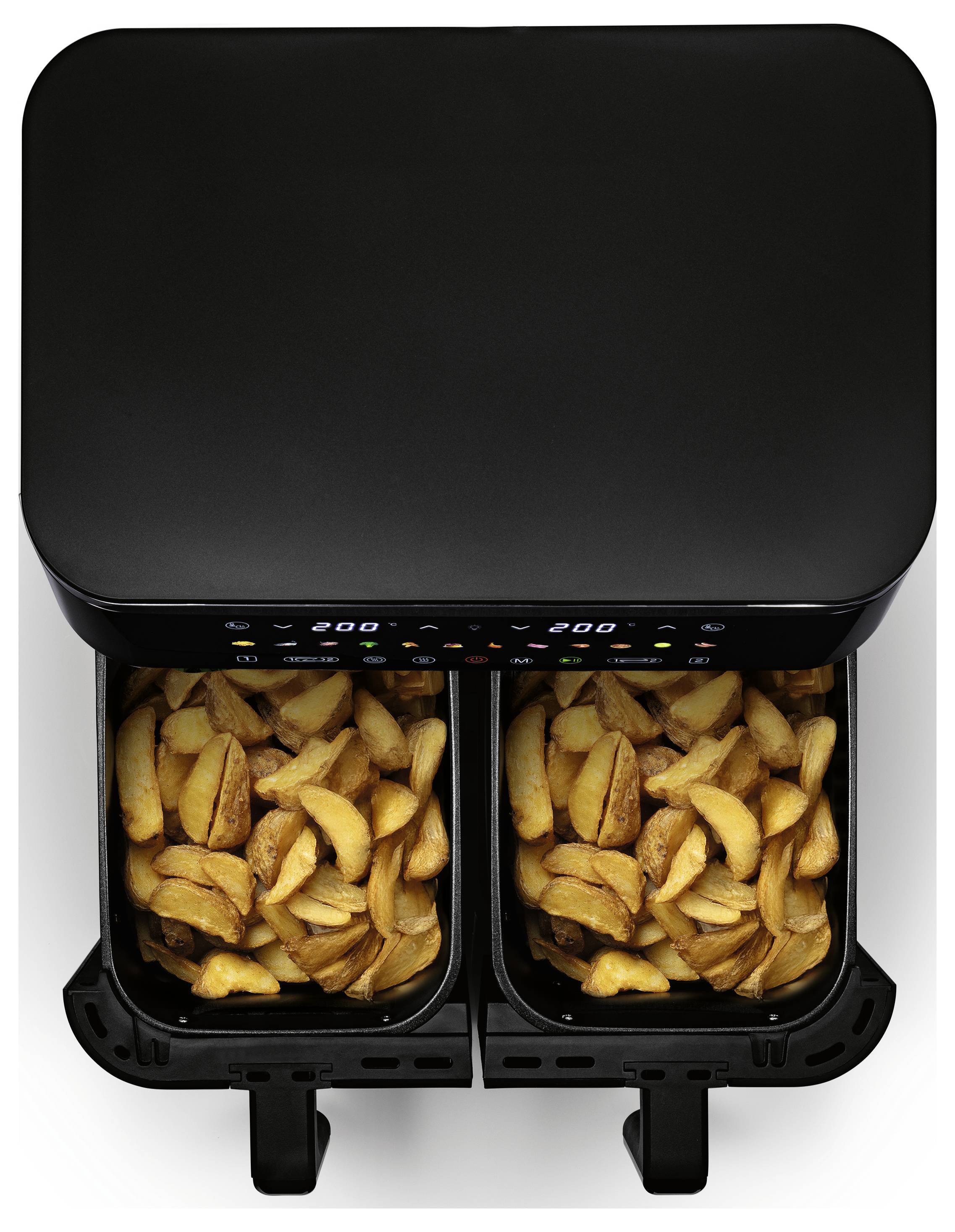 Vista dall'alto di un'airfryer nera con due cestelli riempiti di spicchi di patate dorati e croccanti, che indicano una funzione di cottura doppia e conveniente.