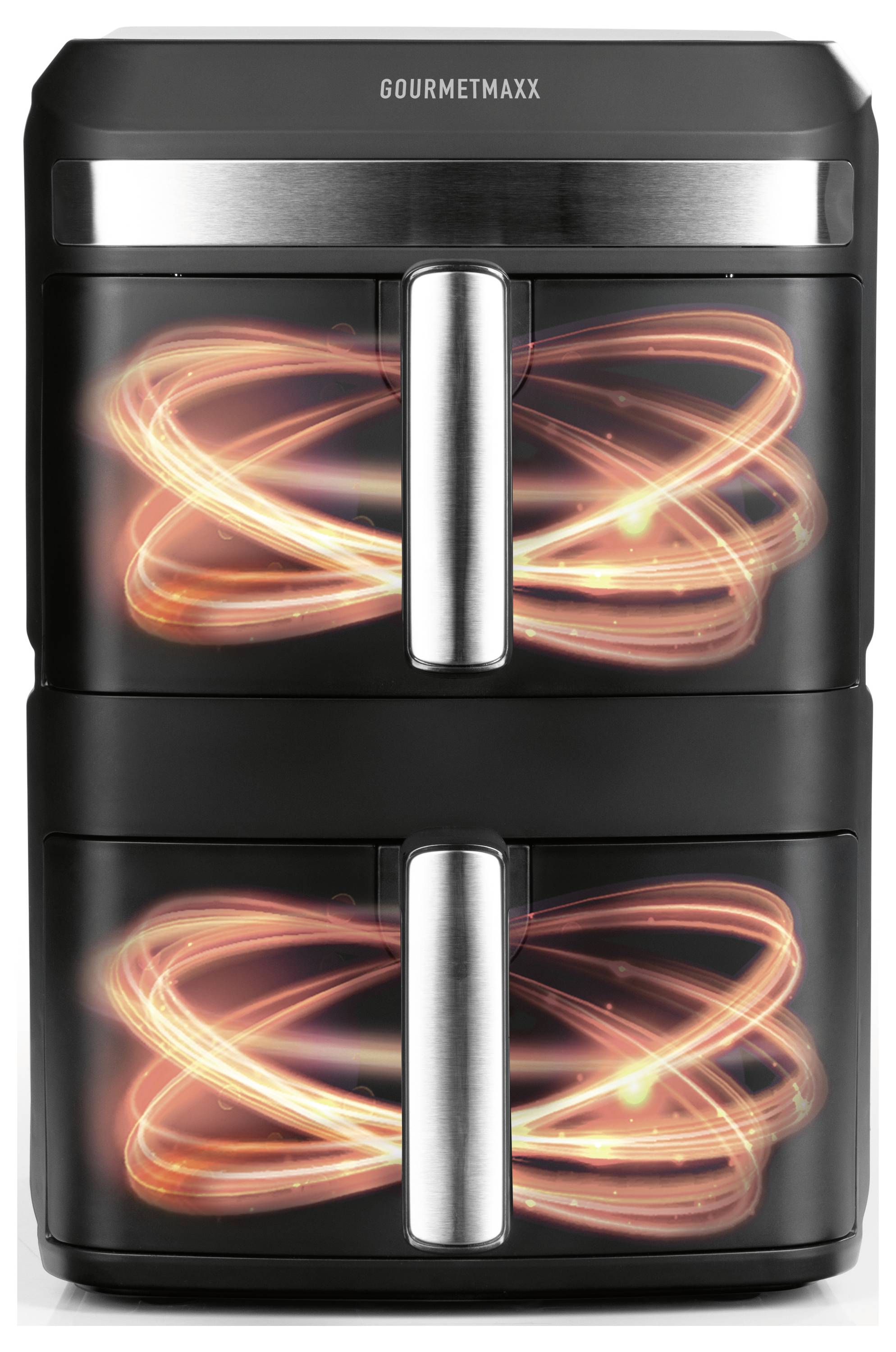 Un'aria friggitrice a due cassetti con patatine fritte nel cassetto superiore e pollo in quello inferiore. Una mano preme i pulsanti di controllo sul pannello di visualizzazione.