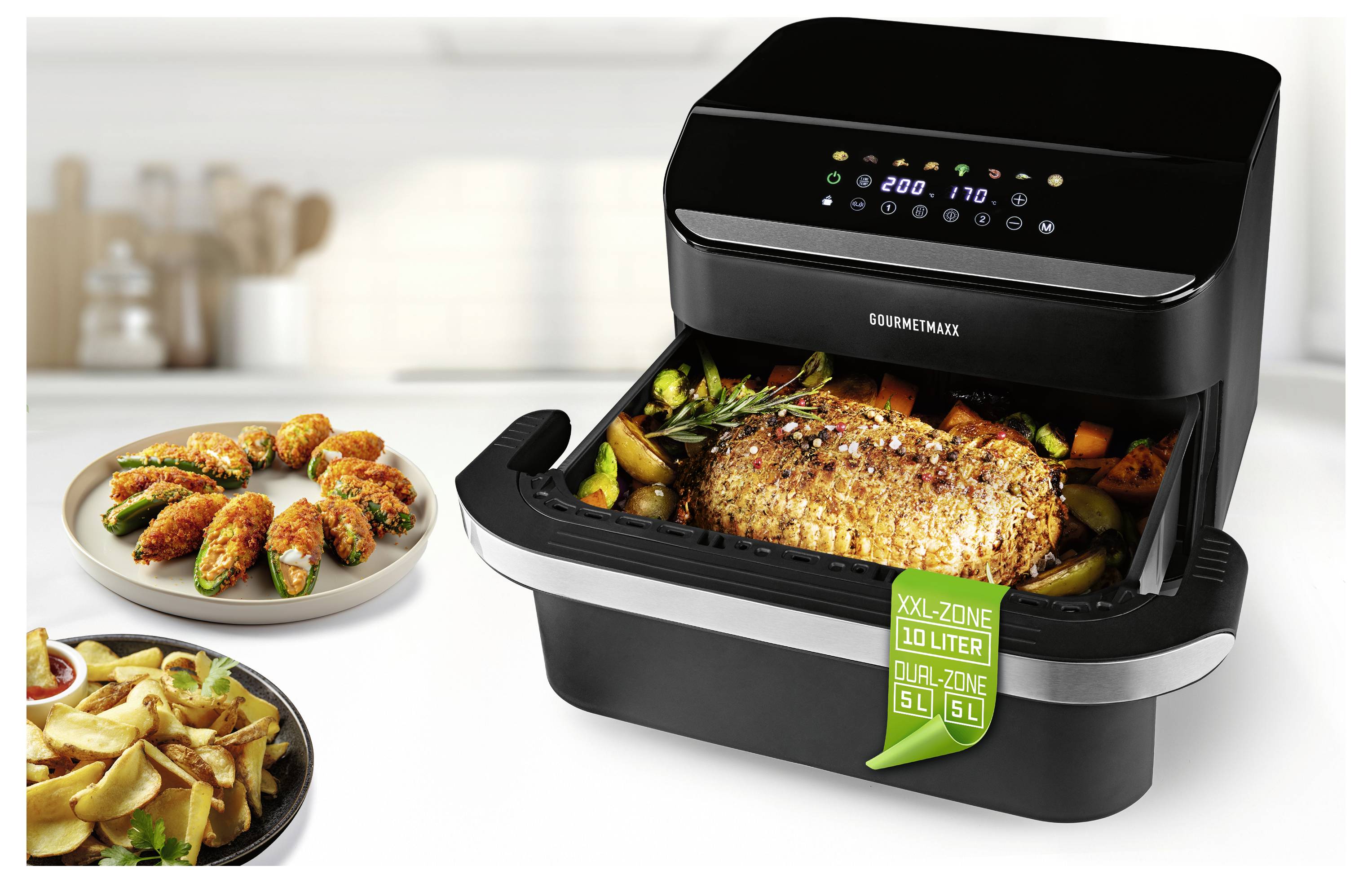 Una friggitrice ad aria sta cucinando un grande pezzo di carne condita con verdure. Nelle vicinanze, sono visibili piatti con patatine fritte e jalapeños ripieni.