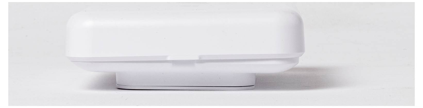 Contenitore rettangolare bianco in plastica con coperchio a scatto, visto di lato su uno sfondo neutro.