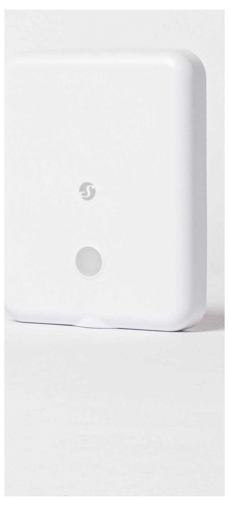 Un dispositivo rettangolare bianco con bordi arrotondati e un singolo pulsante, con un piccolo logo sopra il pulsante, su uno sfondo neutro.