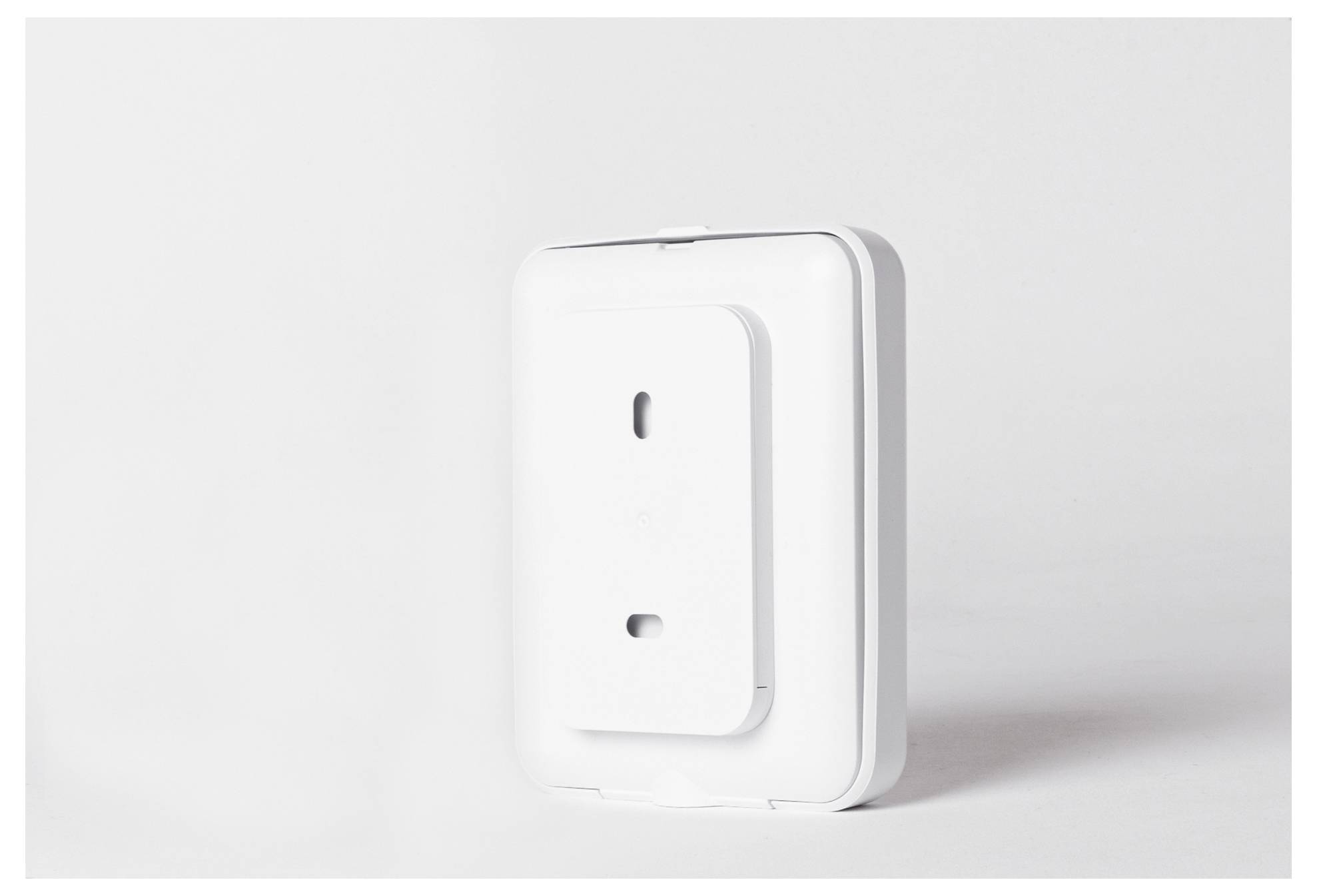 Un semplice interruttore della luce bianco su uno sfondo bianco uniforme.