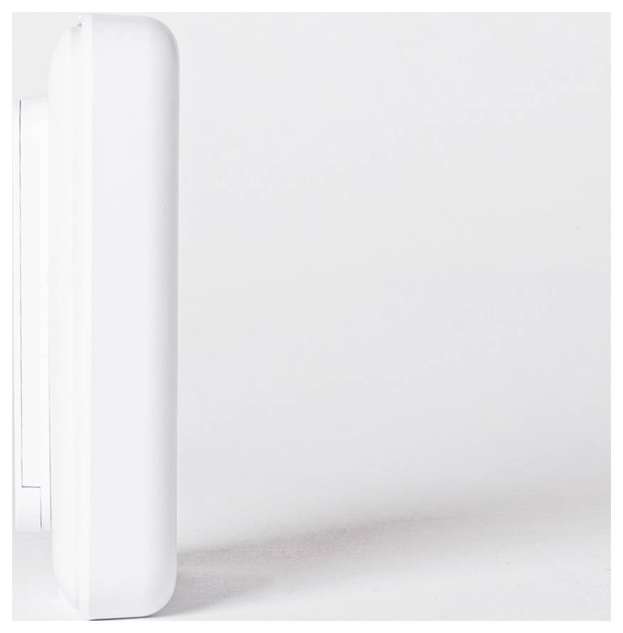 Vista laterale di una porta bianca chiusa contro un muro bianco uniforme, che enfatizza il design minimalista e le linee pulite.