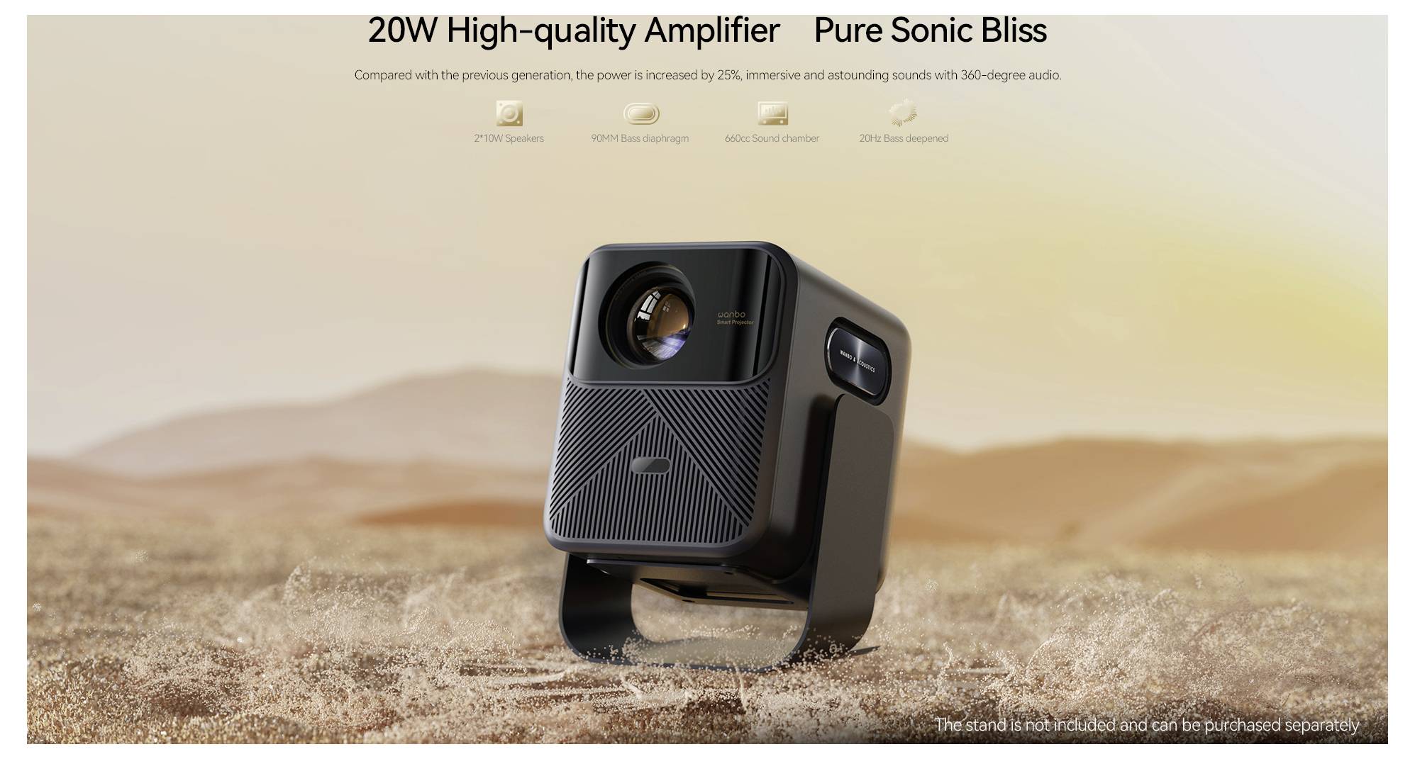 Un proiettore posizionato in un campo desertico con testo: "Amplificatore ad alta qualità da 20W, Pura beatitudine sonica". Sottolinea la potenza aumentata e la qualità del suono.