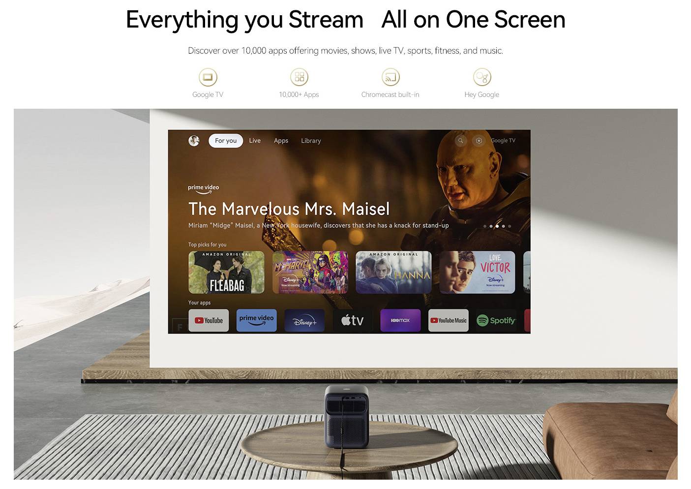 Un soggiorno con un grande schermo che mostra "The Marvelous Mrs. Maisel" su Google TV, con varie icone di app visualizzate sotto lo show.