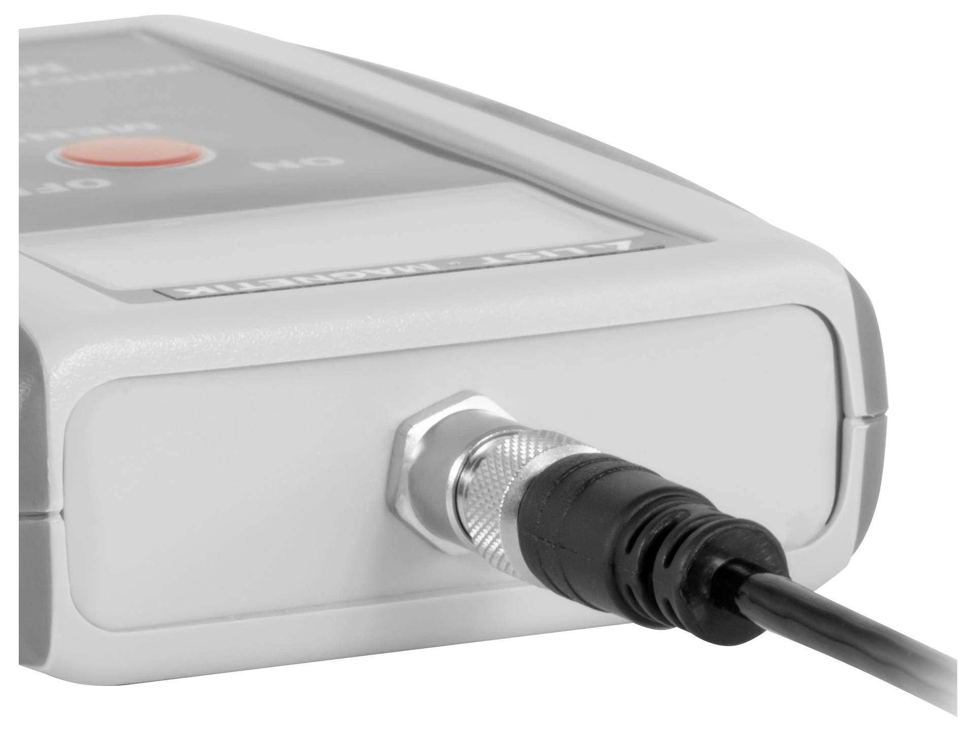 Primo piano di un dispositivo portatile con un cavo collegato alla porta laterale, che mostra il punto di connessione e il pannello di controllo parziale.