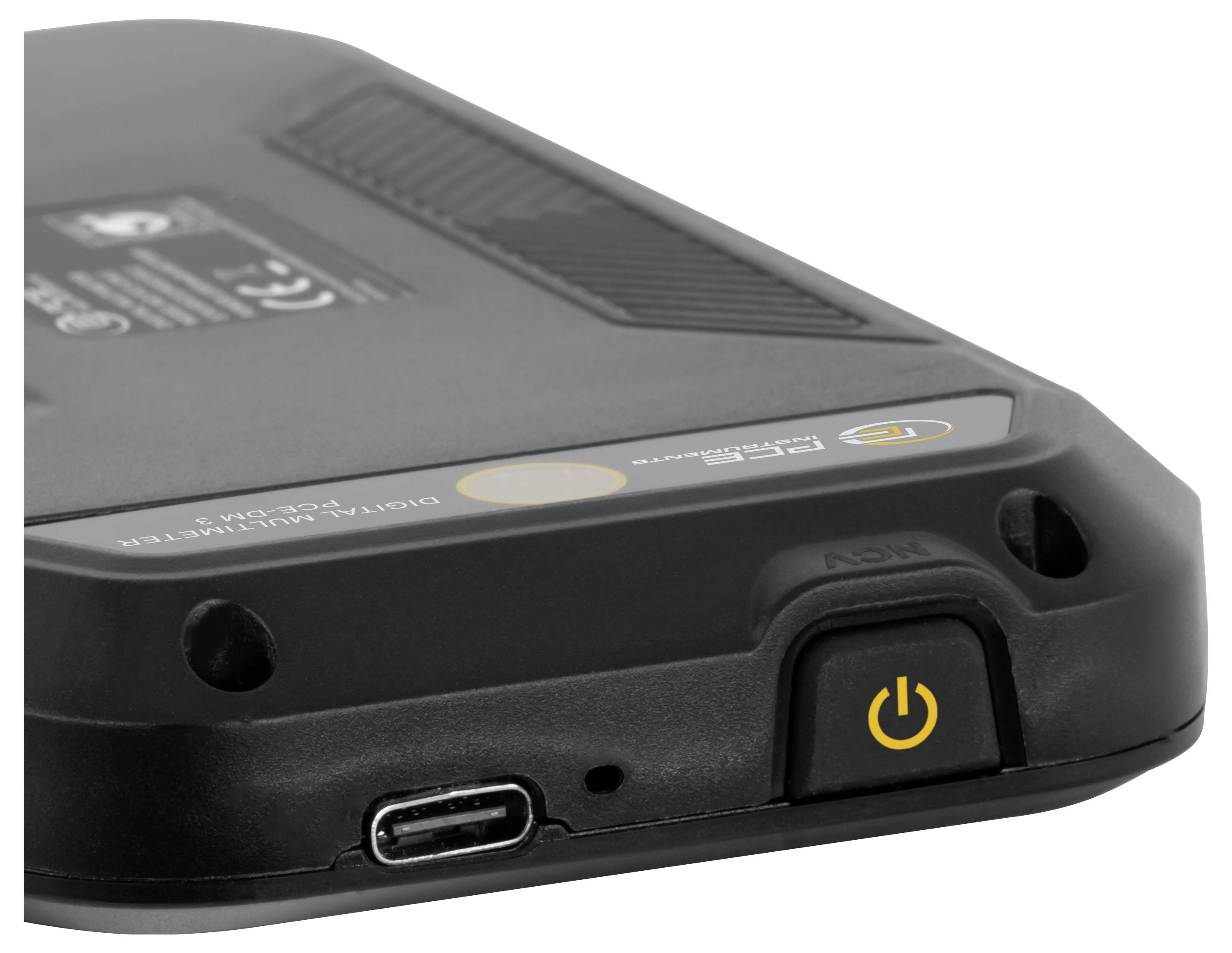 Primo piano di un angolo di un dispositivo elettronico nero con porta USB-C e pulsante di accensione giallo su sfondo bianco.