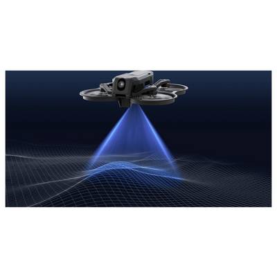 Un sensore montato su un drone scansiona il terreno con un raggio lidar blu, creando una mappa del terreno in wireframe 3D.