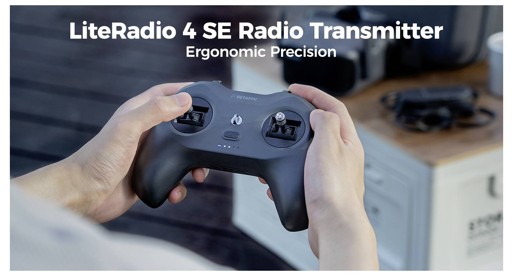 Mani che tengono un telecomando per drone etichettato 'LiteRadio 4 SE Radio Transmitter' con lo slogan 'Precisione Ergonomica'.