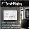 Display tattile da 7" con interfaccia intuitiva, cattura automatica di foto e video e integrazione WLAN con smartphone. Viene mostrato uno schermo montato a parete in un interno moderno.