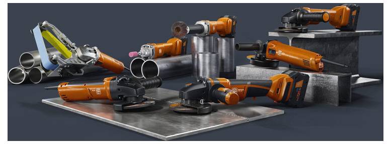 Vari utensili elettrici arancioni esposti, tra cui smerigliatrici angolari, una levigatrice per tubi e una levigatrice per tubi, su superfici metalliche su uno sfondo scuro.