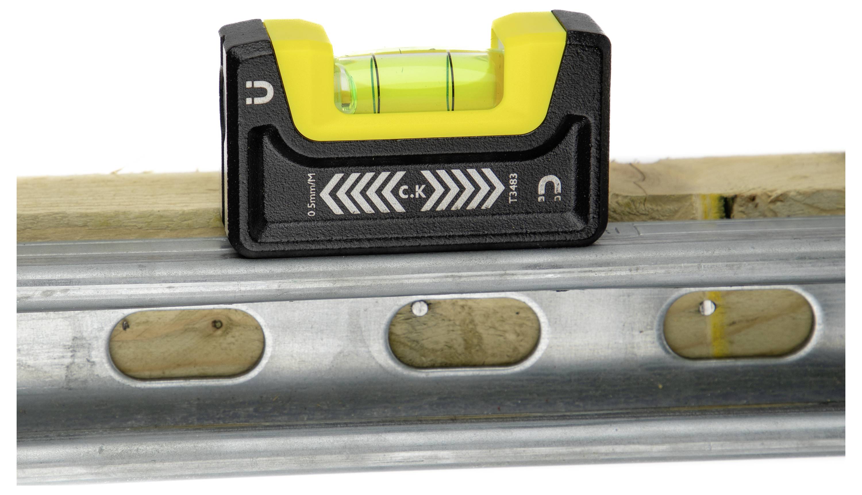 Livella a bolla d'aria orizzontale su una superficie metallica, che indica l'equilibrio. Design giallo e nero con una bolla visibile nella fiala.