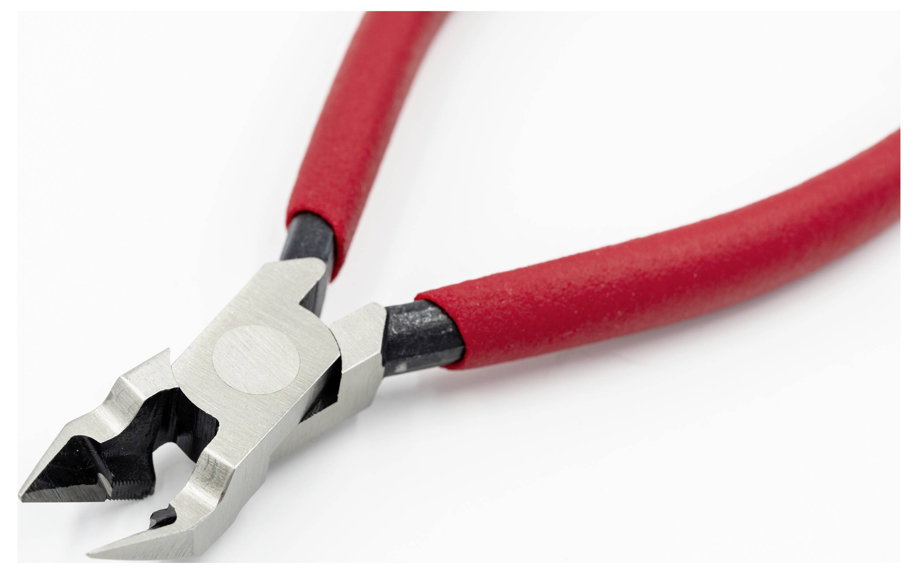 Tronchesi con manico rosso e mascelle metalliche angolate su sfondo bianco.