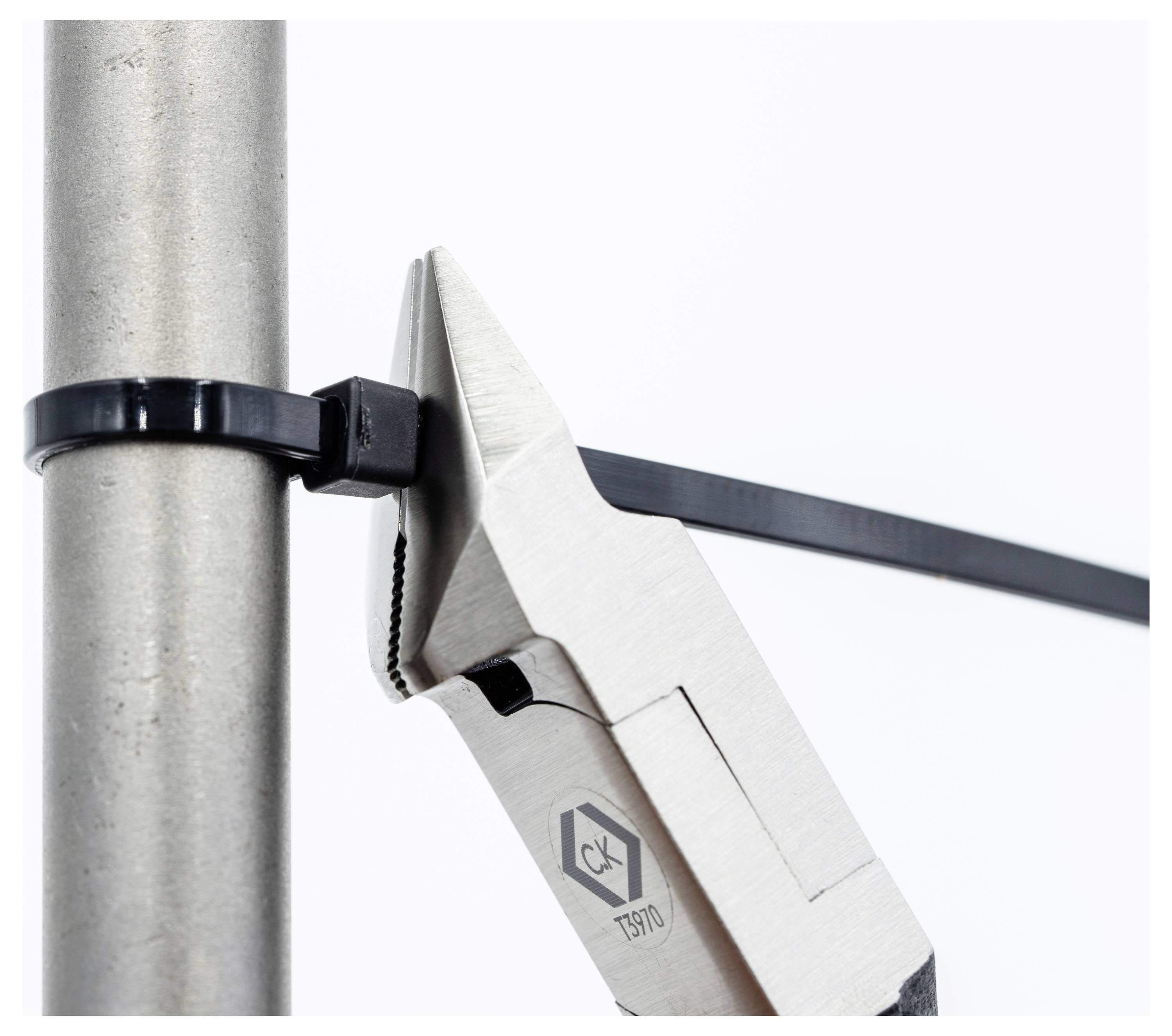 Primo piano di pinze che tagliano una fascetta stringitubo nera avvolta attorno a un palo di metallo.