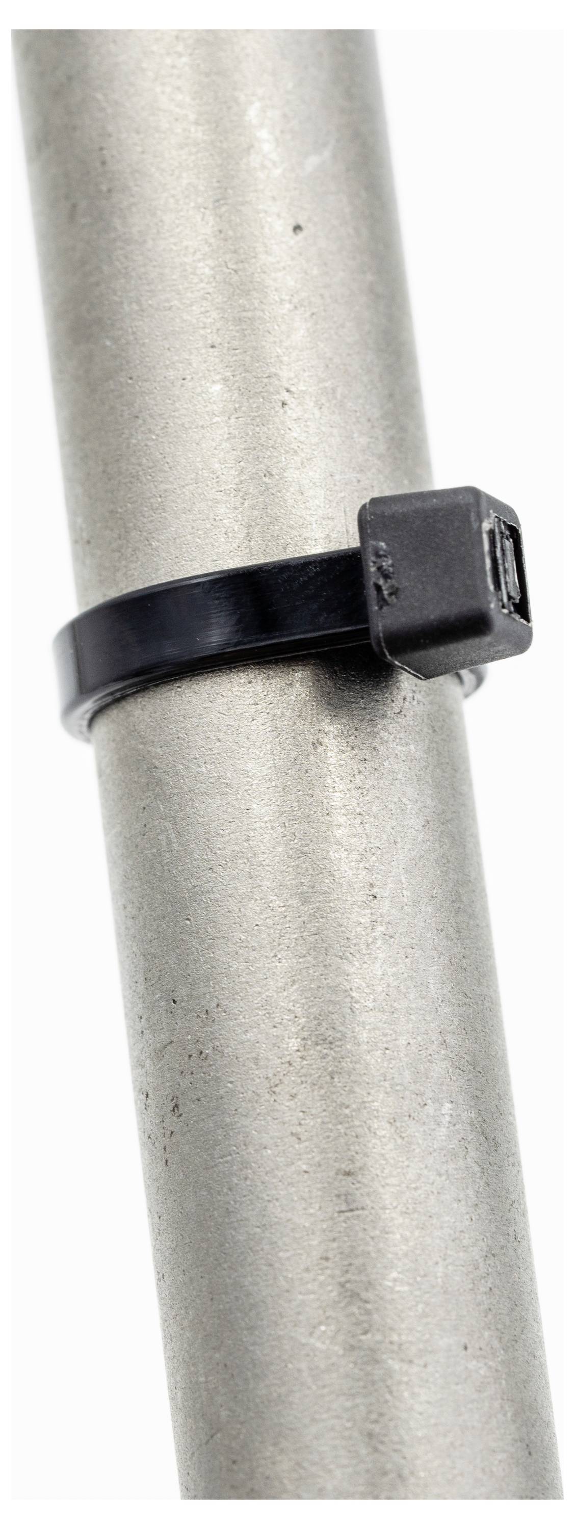 Un palo metallico fissato con una fascetta di plastica nera avvolta intorno ad esso, che indica un semplice metodo di fissaggio.