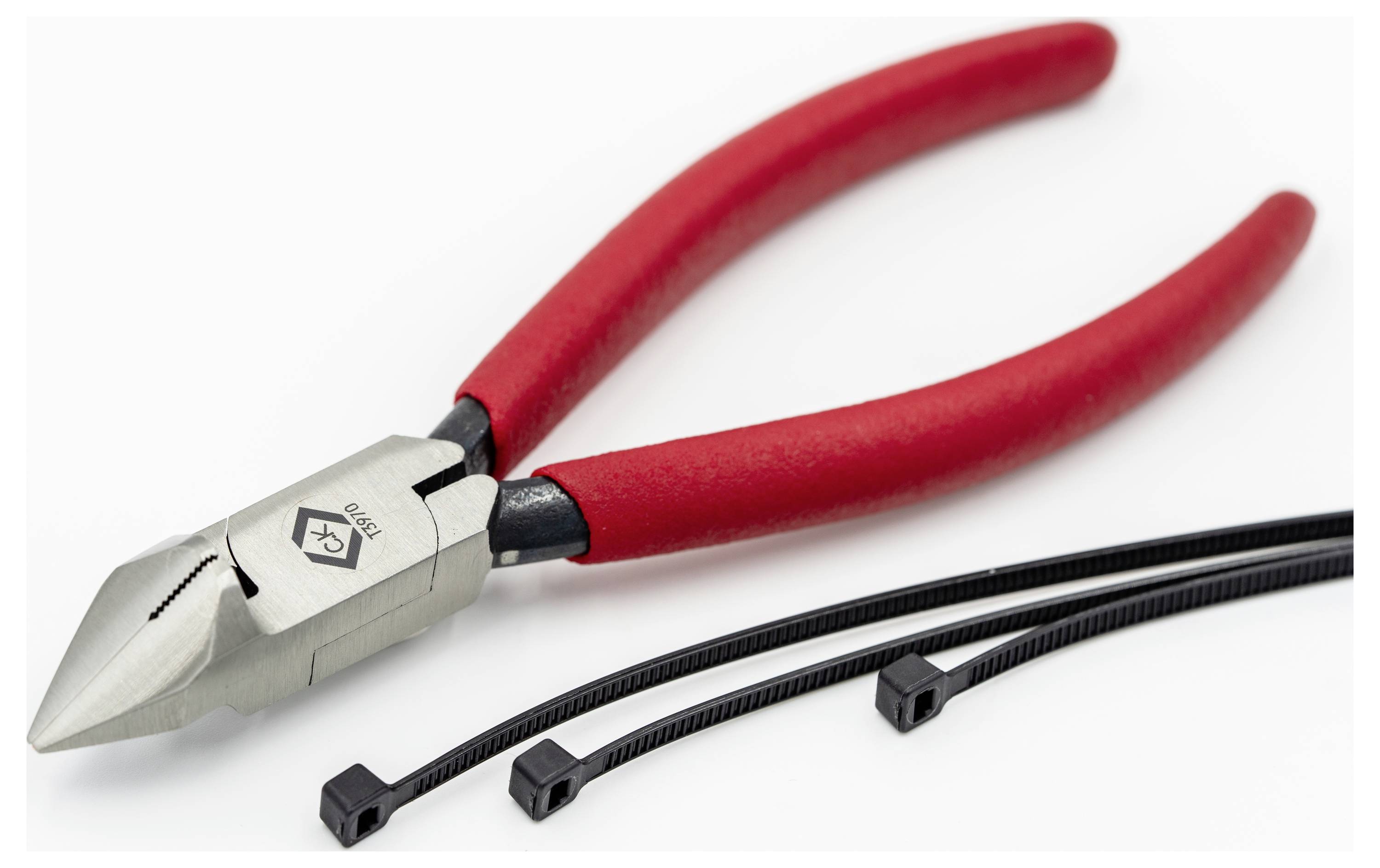 Un paio di pinze diagonali con manici rossi è posizionato accanto a tre fascette stringicavi nere su uno sfondo bianco, suggerendo utilità o riparazione.