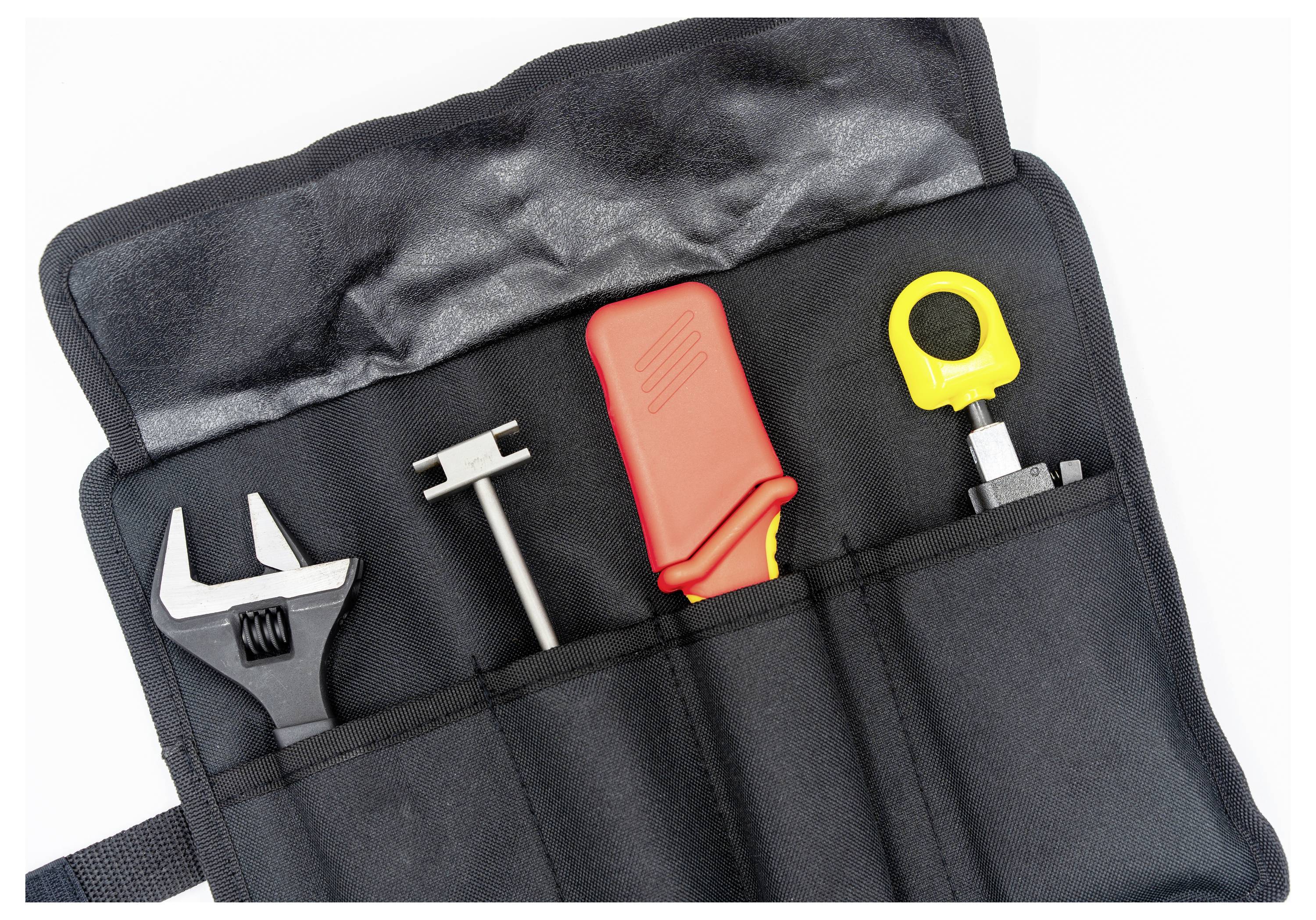 Un rotolo di attrezzi contenente una chiave inglese, uno strumento con manico a T, un astuccio di plastica rossa e uno strumento giallo con un foro, organizzati in scomparti separati.