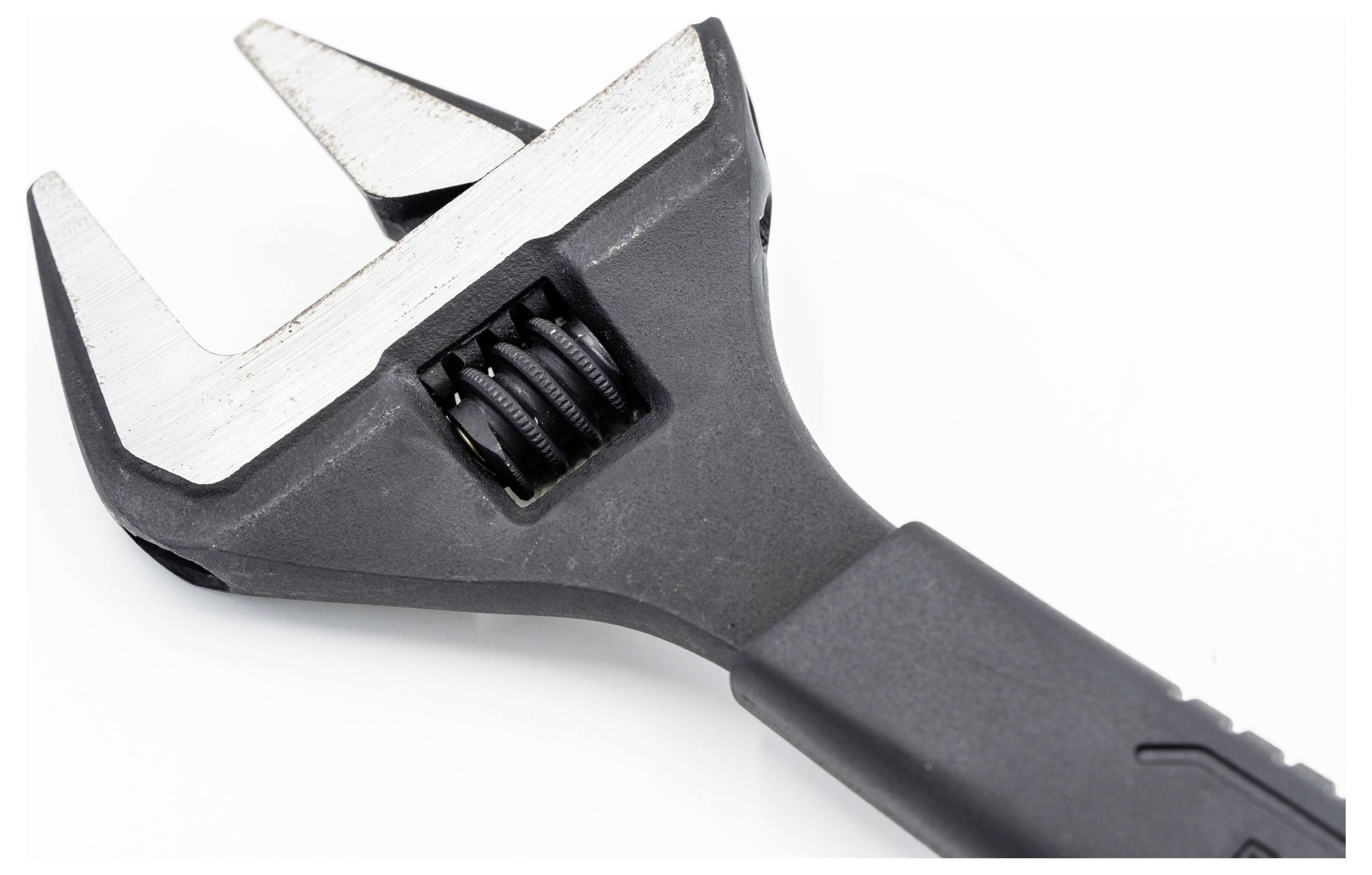 Una chiave inglese su uno sfondo bianco, con un manico nero e ganasce metalliche lucide, utilizzata per afferrare e ruotare oggetti di varie dimensioni.
