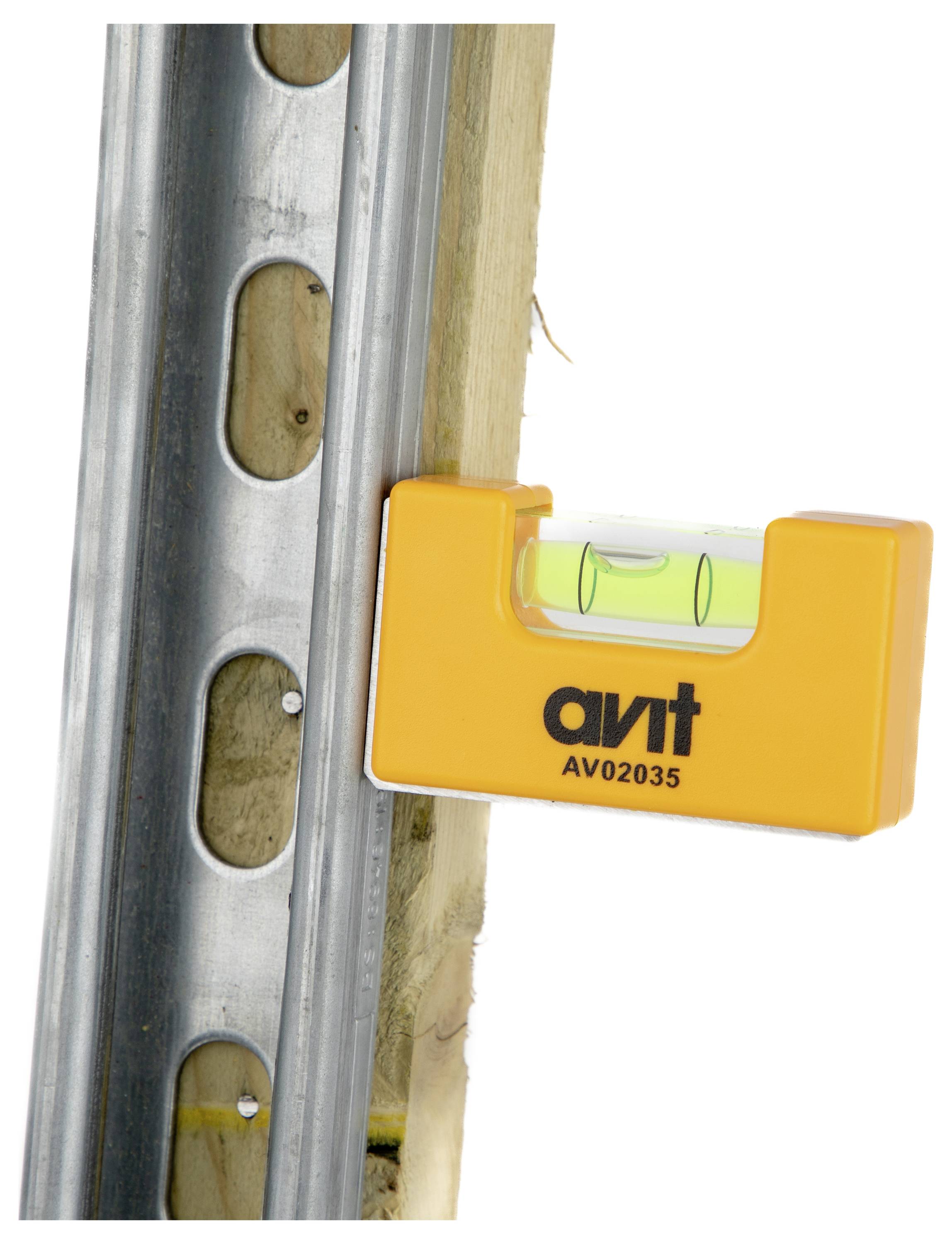 Un livello a bolla magnetico attaccato a una guida metallica verticale. La bolla è centrata, il che indica che la guida è perfettamente verticale.